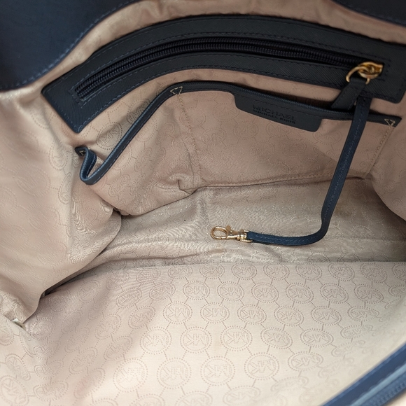 Michael Kors Jet Set Tote - Picture 5 of 10